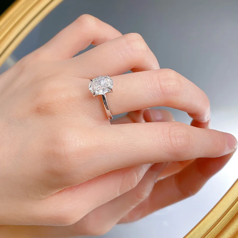 Женское серебряное кольцо 8x10 мм овальной формы с фианитом