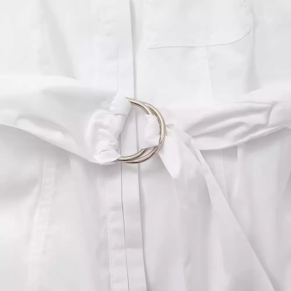 Женское платье средней длины без рукавов с поясом и отложным воротником