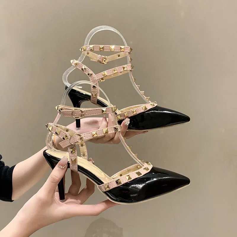 

Роскошные женские босоножки из лакированной кожи на высоком каблуке с заклепками и острым носком