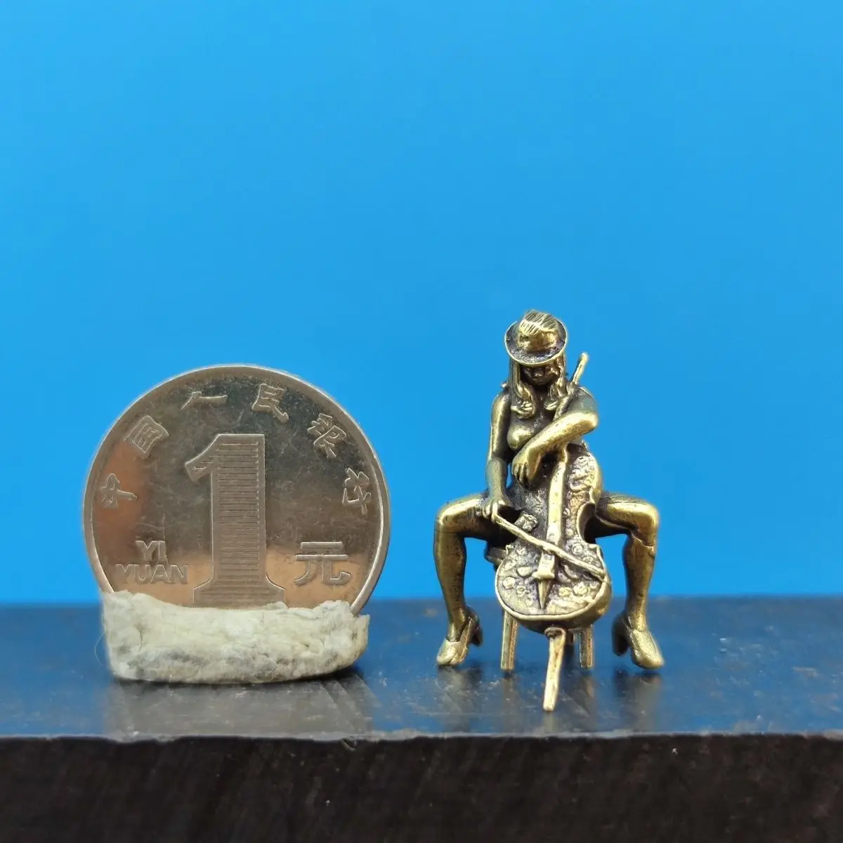 Миниатюрная статуэтка медной женщины с виолончелью