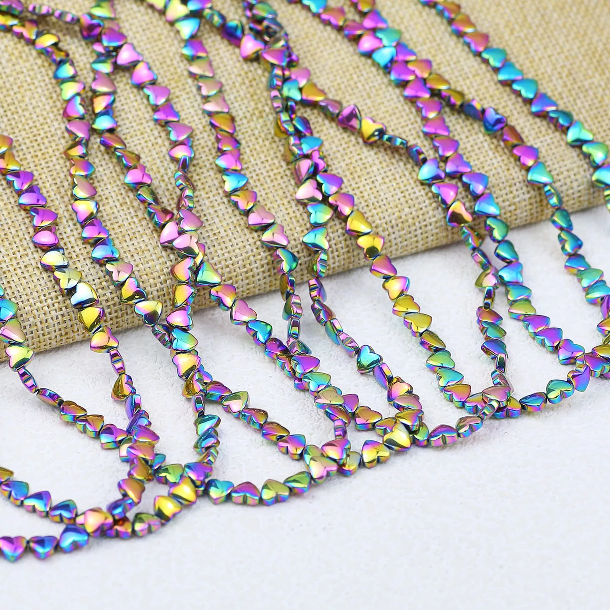 Красочные изогнутые персиковые сердечки с горизонтальным отверстием