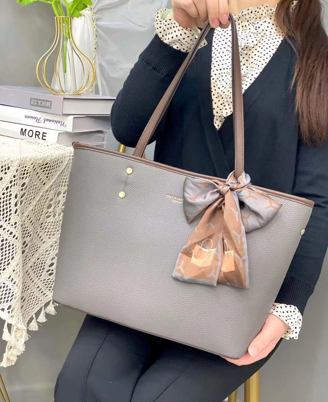 

Роскошная качественная Подлинная брендовая Роскошная Новая вместительная сумка-тоут, на одно плечо, универсальная, модная, с кожаным текст...