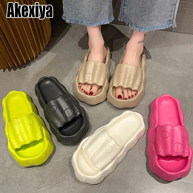 

2023 Women's New Bread Slippers Summer Household Wear Soft Bottom Step on The Cloud Feeling Cream Sandals Fashion Home Slippers