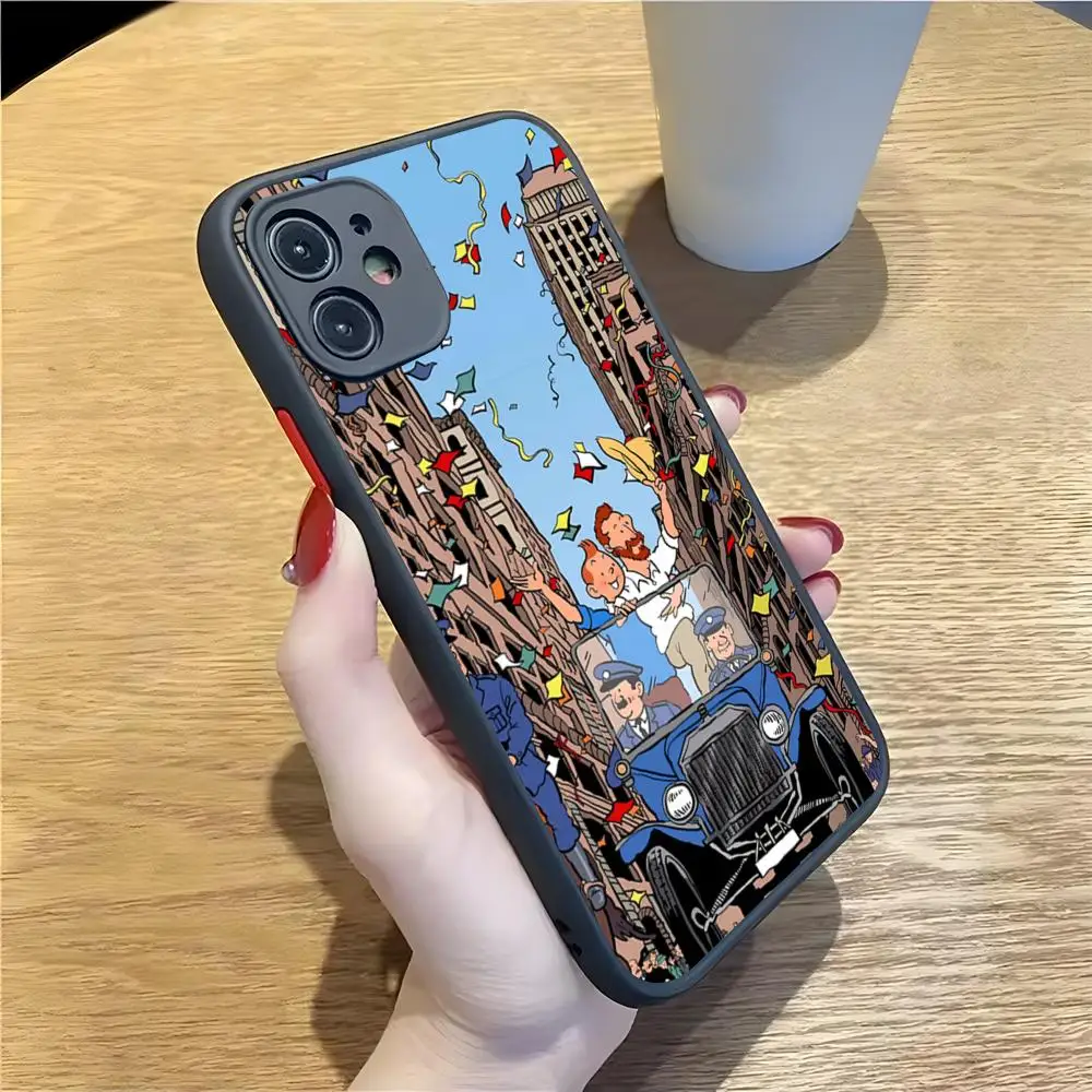 Фото Чехол для телефона «Приключения Тинтина» для iPhone 17, 16, 15, 14, 13, 12 Pro Max, XR, Air, Plus, Mini, с эффектом кожи, черный, жесткий, с покрытием под кожу №3