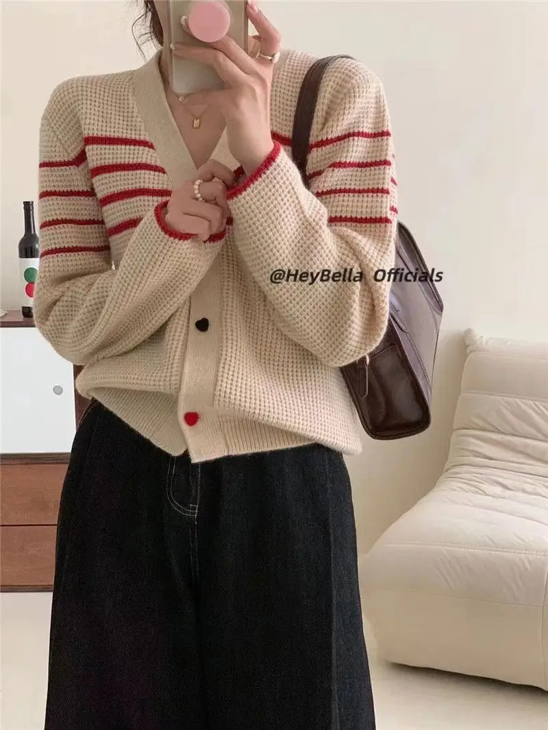 Женский трикотажный кардиган с пуговицами-сердечками свободный Универсальный в