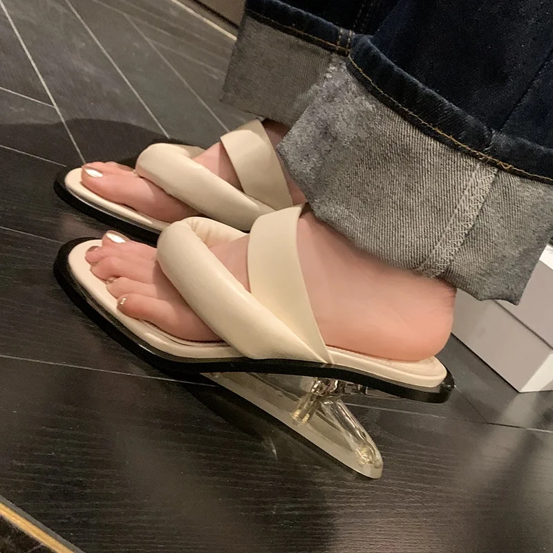 Шлепанцы женские кожаные на высоком каблуке пикантные сандалии в вечерние нем