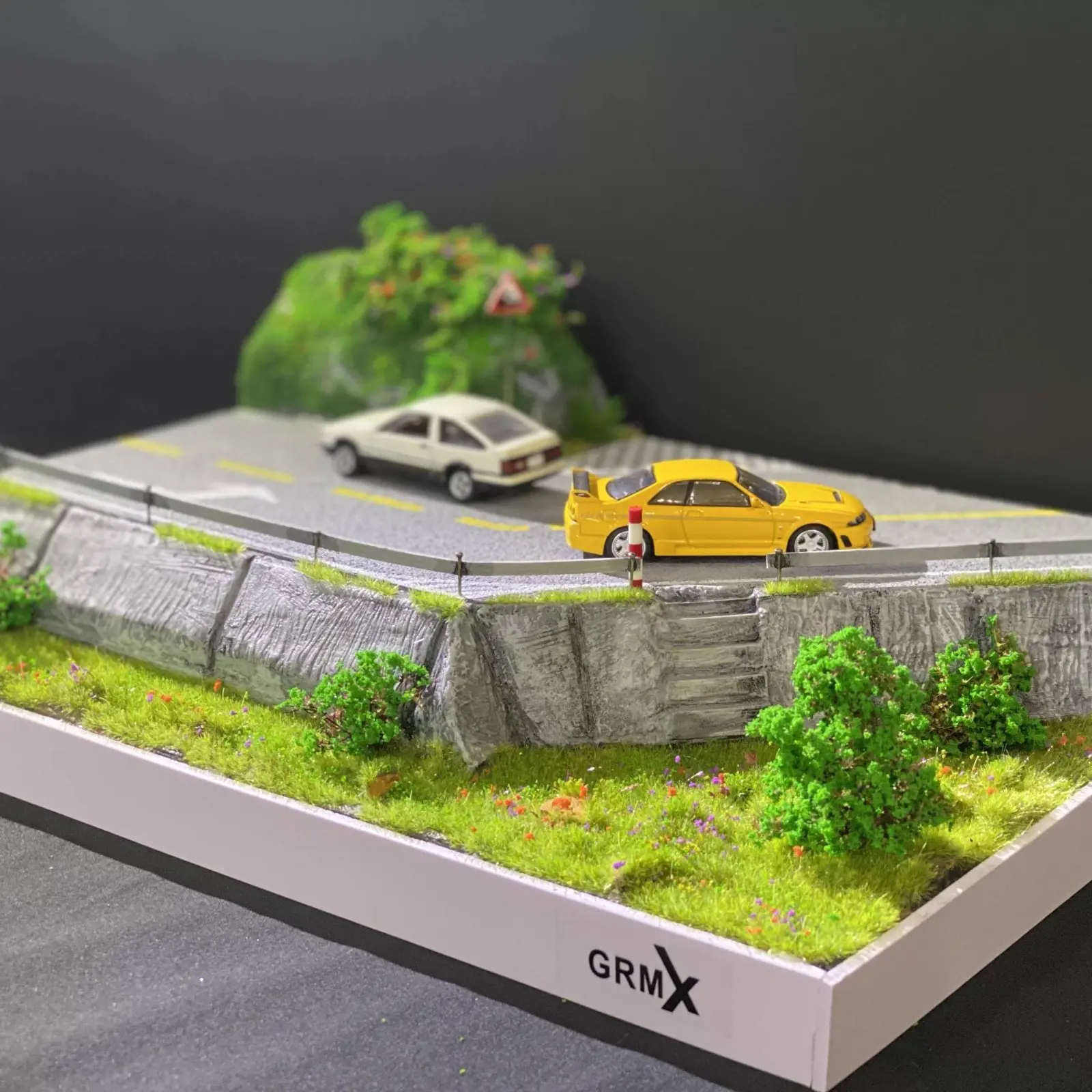 Фото Миниатюрная модель автомобиля 1:64, миниатюрная сцена, сделанная вручную, имитация ландшафта с холмистой местностью, реалистичные детали для демонстрации №4