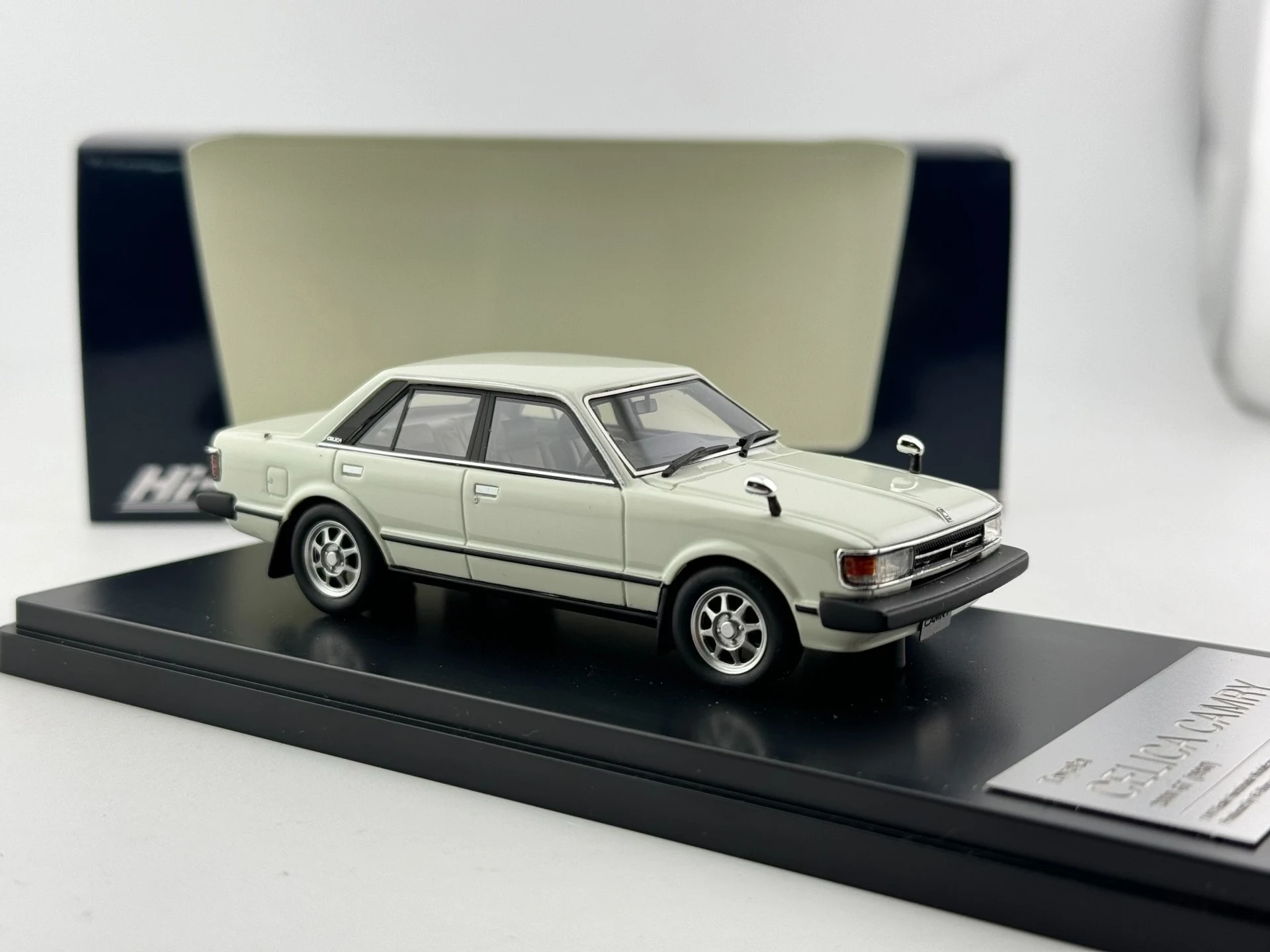 Фото Модель автомобиля Toyota Celica Camry из смолы в масштабе 1/43 с эффектом взрыва окон и повреждений, серия Hi Story №3