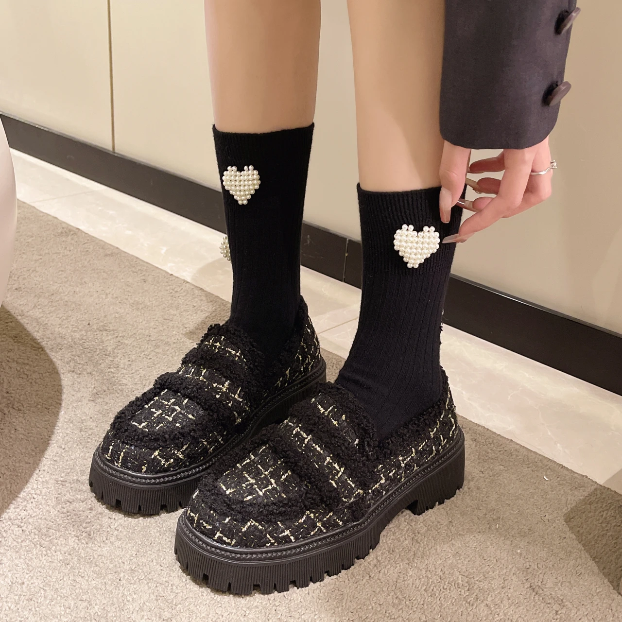 

Luxury Tweed Shoes Women Shearling Lined Loafer with Lug Sole Lady Elegant Warm Plush Slip-on Platform Zapatos in Black White