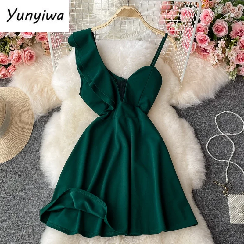 Женское мини-платье с открытой спиной