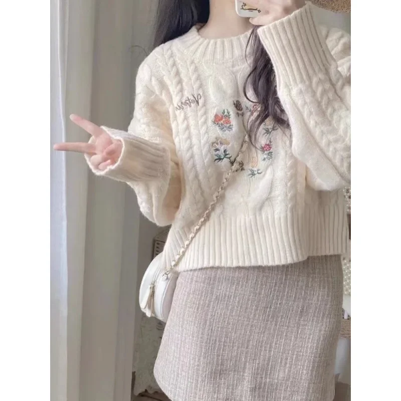 Мягкий эластичный свитер с японской винтажной вышивкой женский нишевый дизайн