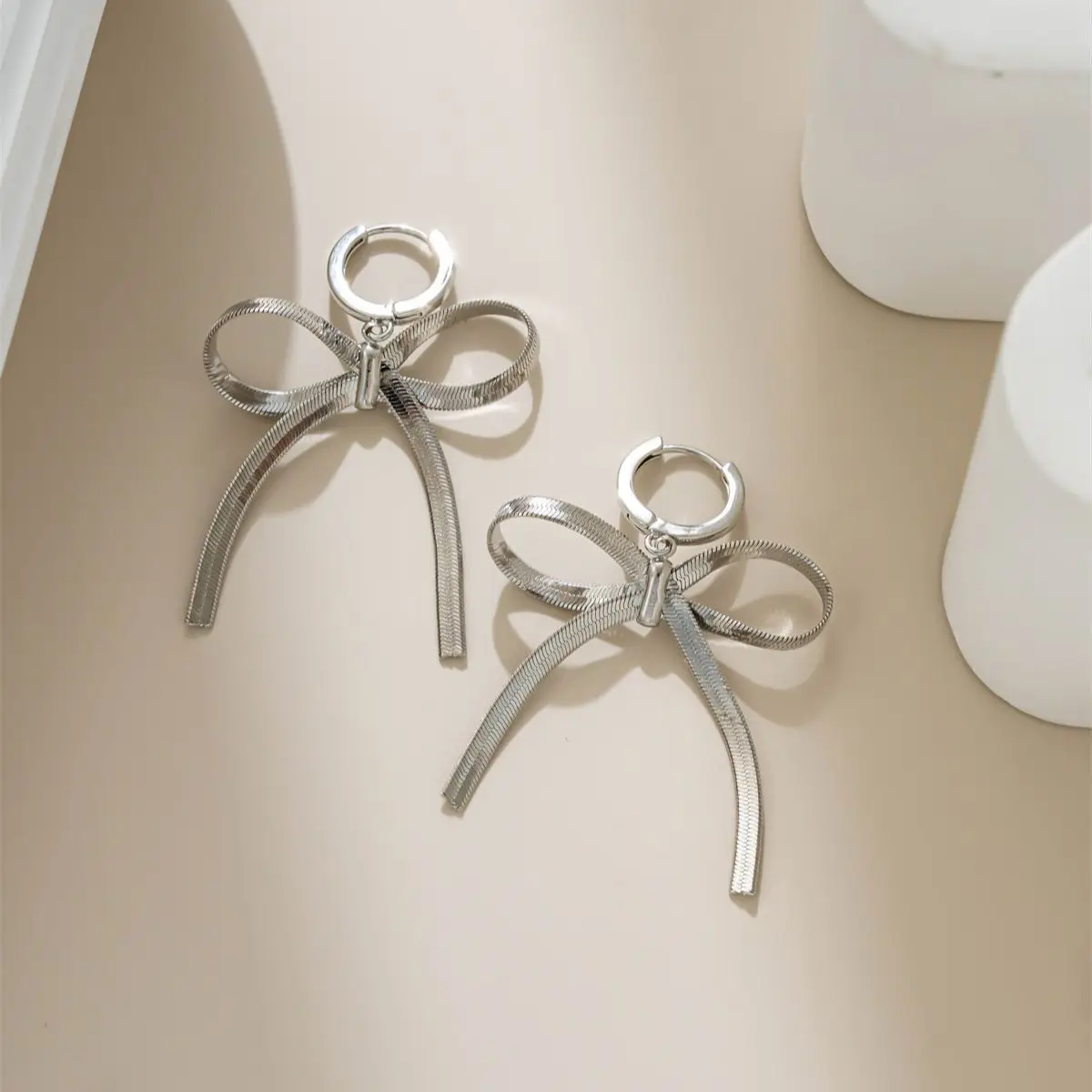 

2023 корейский дизайн, модные ювелирные изделия, простые серебряные металлические серьги с бантом, элегантные женские серьги-гвоздики