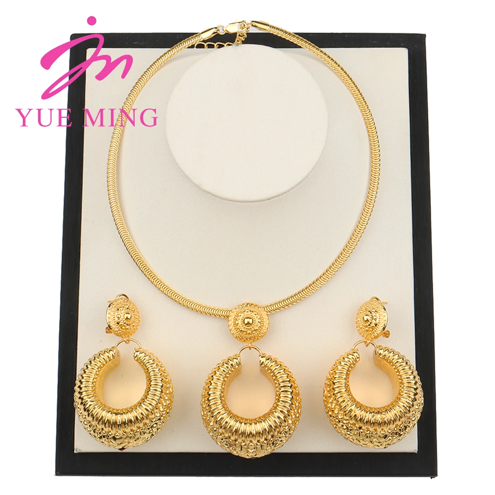 

Комплект женских ювелирных изделий из колье и серёг, 18 к