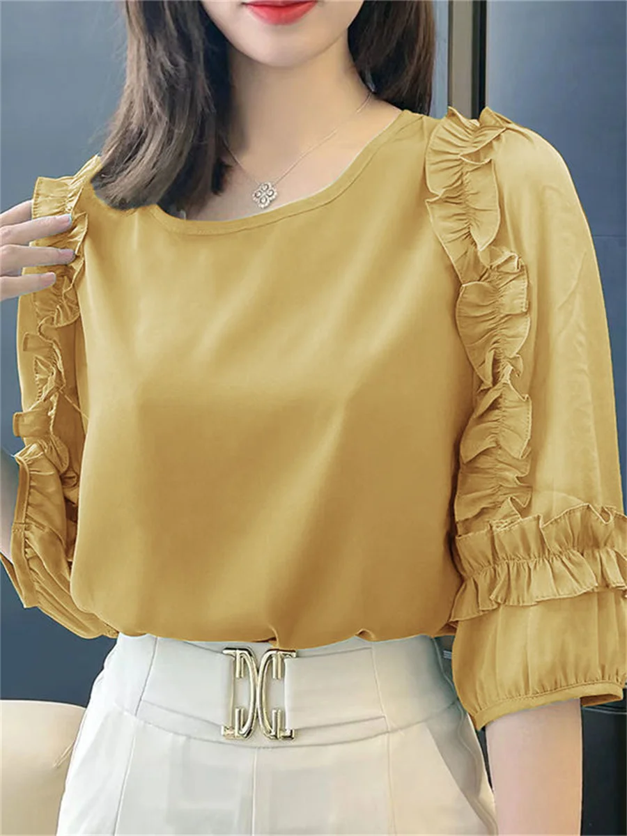 Блузка женская свободного покроя с рукавом до локтя круглым вырезом и оборками