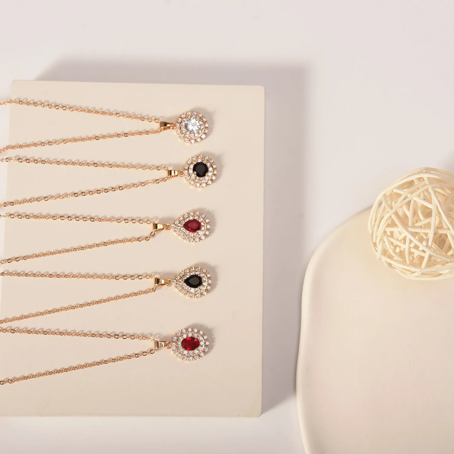 

Подвеска с разноцветным кристаллом из фианита