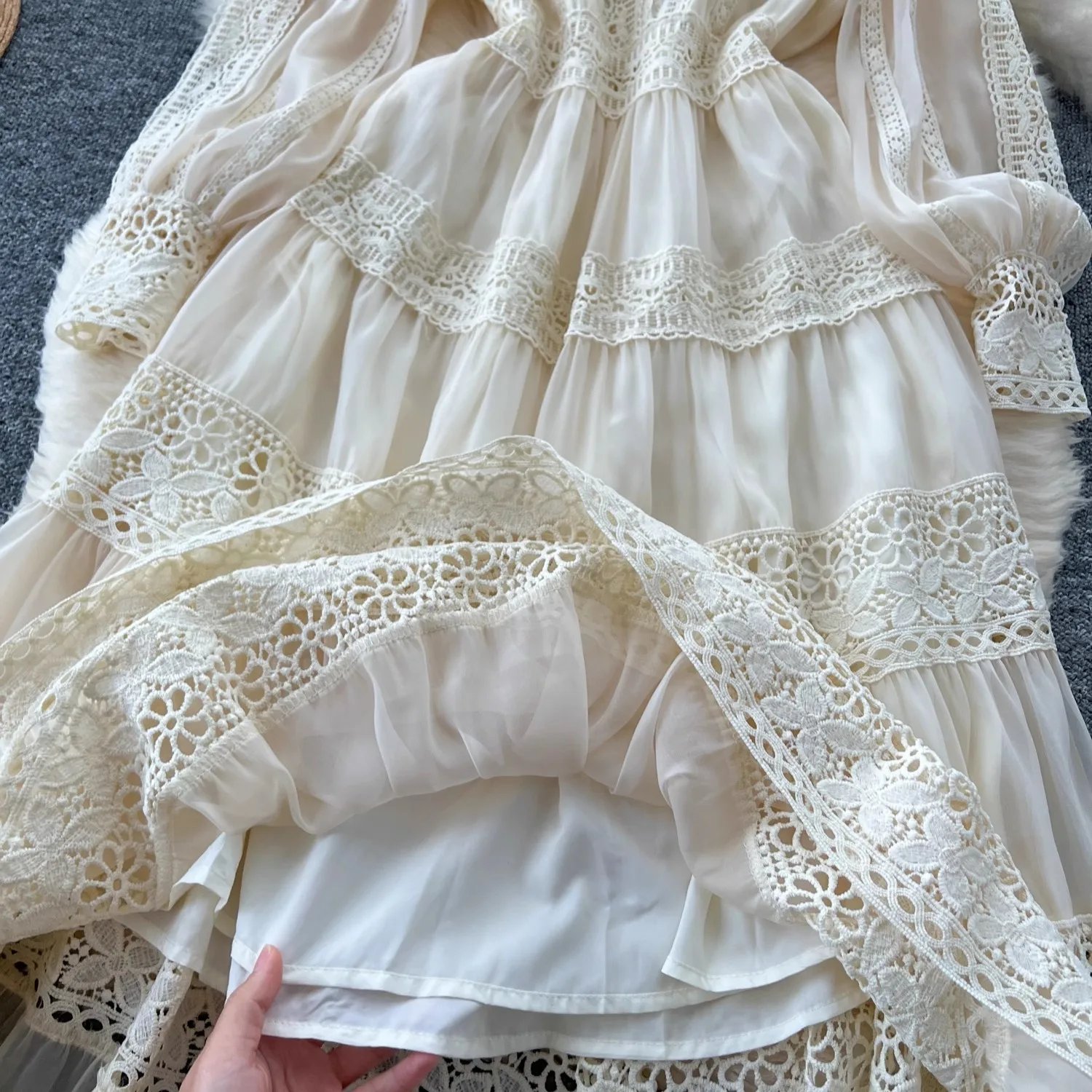 Женское кружевное платье с V-образным вырезом и рукавами-фонариками