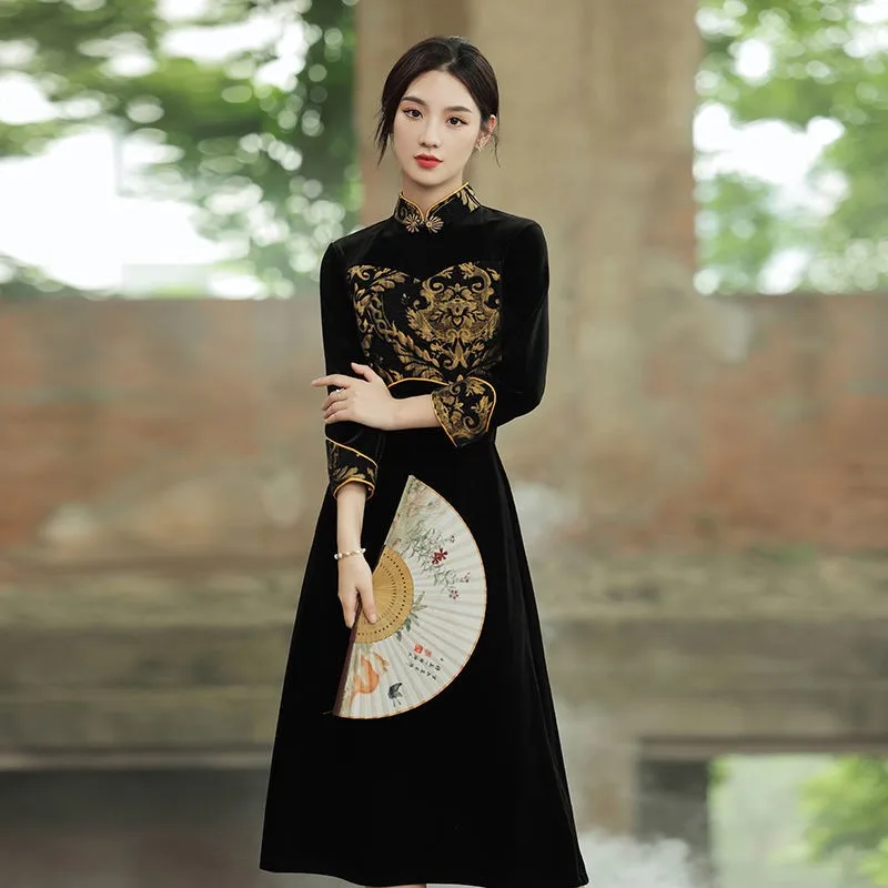 

New Retro Elegant Cheongsam Female Slit Qipao Traditional Velvet Long Sleeve Vintage Temperament Black Chinese Dresses Costume