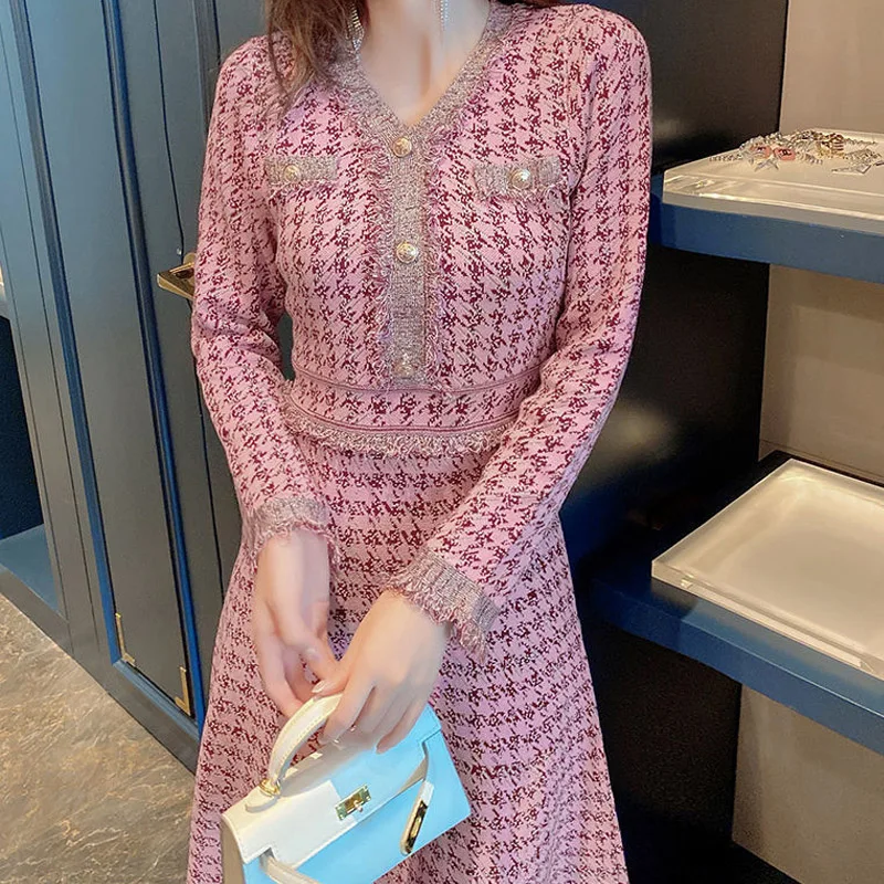 Женское платье-миди с длинным рукавом и V-образным вырезом