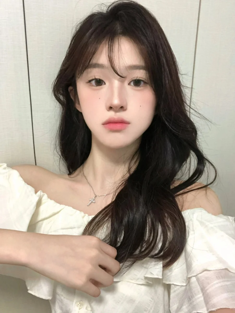 Большие размеры рубашки с открытыми плечами и воротником оборками короткими