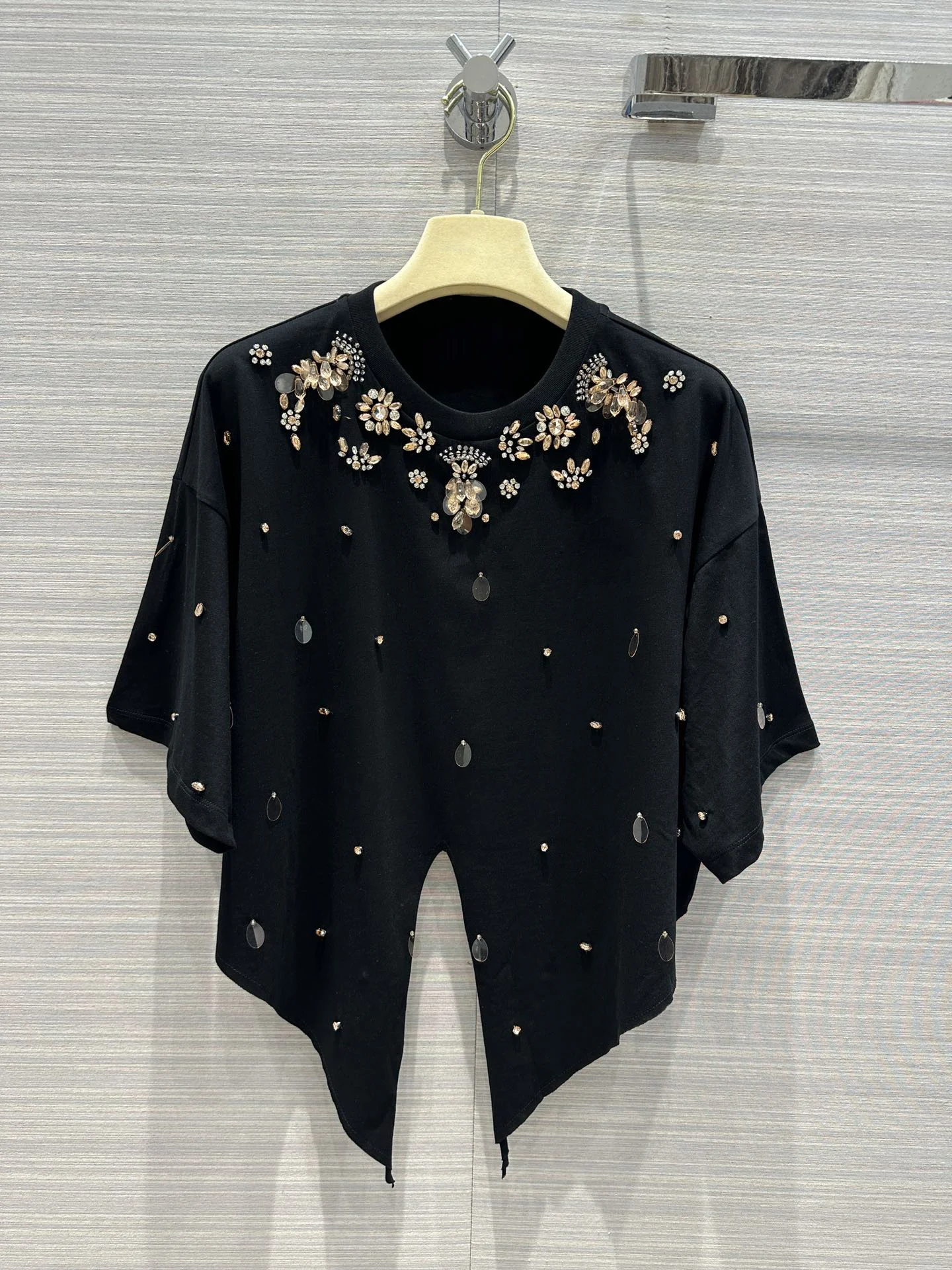 

Studded with Star crystal diamonds beaded floral sequins embellished short sleeve T-shirt