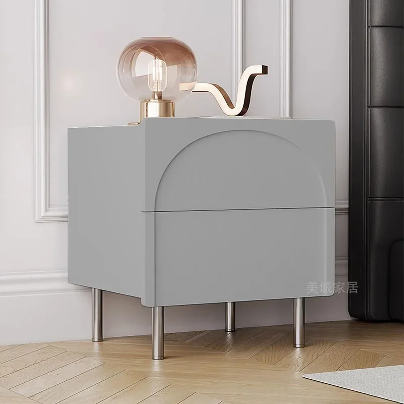 Маленький столик книжный шкаф прикроватная тумбочка узкая боковая кровать