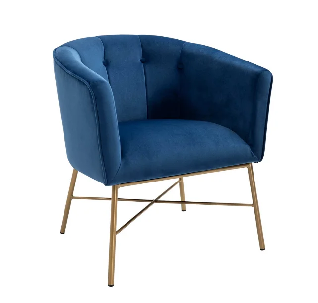 Комфортные кресла с бархатной обивкой и ножками золотым покрытием