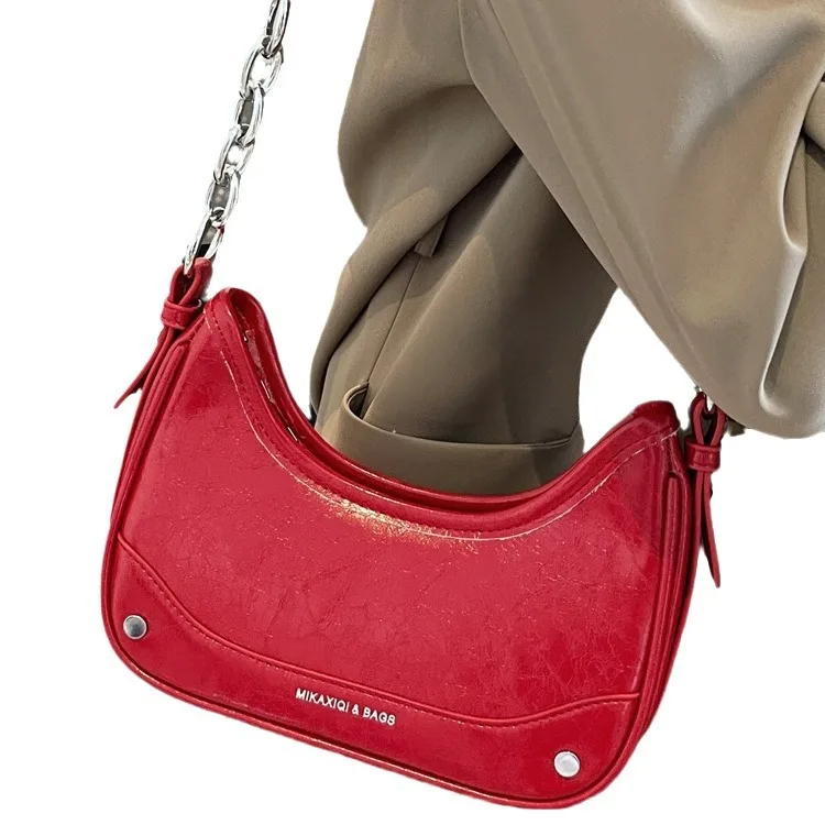 Женская сумка 2024 летняя новая модная нишевая портативная сумка-багет на цепочке