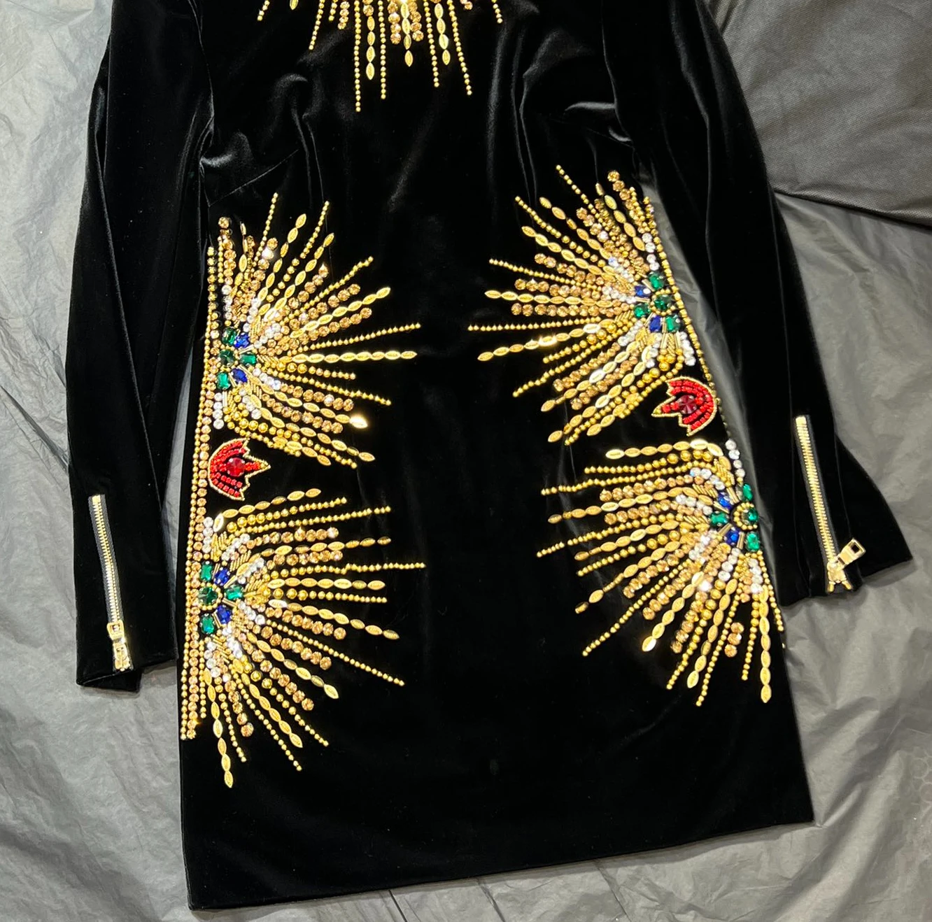 Рисунок 6 - Женское мини-платье с длинными рукавами