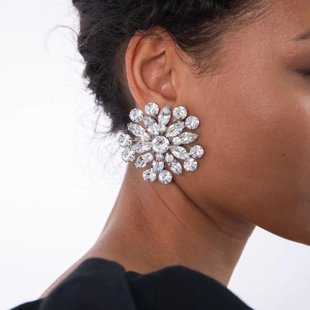 Большие серьги-гвоздики с геометрическим кристаллом и цветами свадебные для