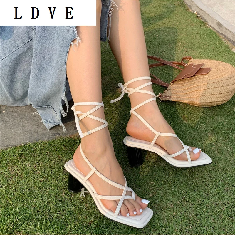 

Женские шлепанцы в европейском и американском стиле, на толстой подошве и высоком каблуке, с квадратным носком и открытым задним ремешком, л...