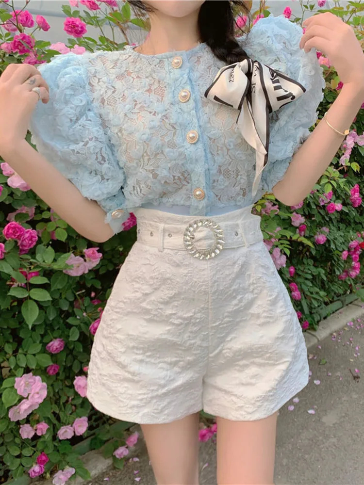 

Женский комплект из двух предметов, кружевная блузка с рукавами-фонариками и шорты с рельефным трехмерным цветочным принтом и ремнем со стр...