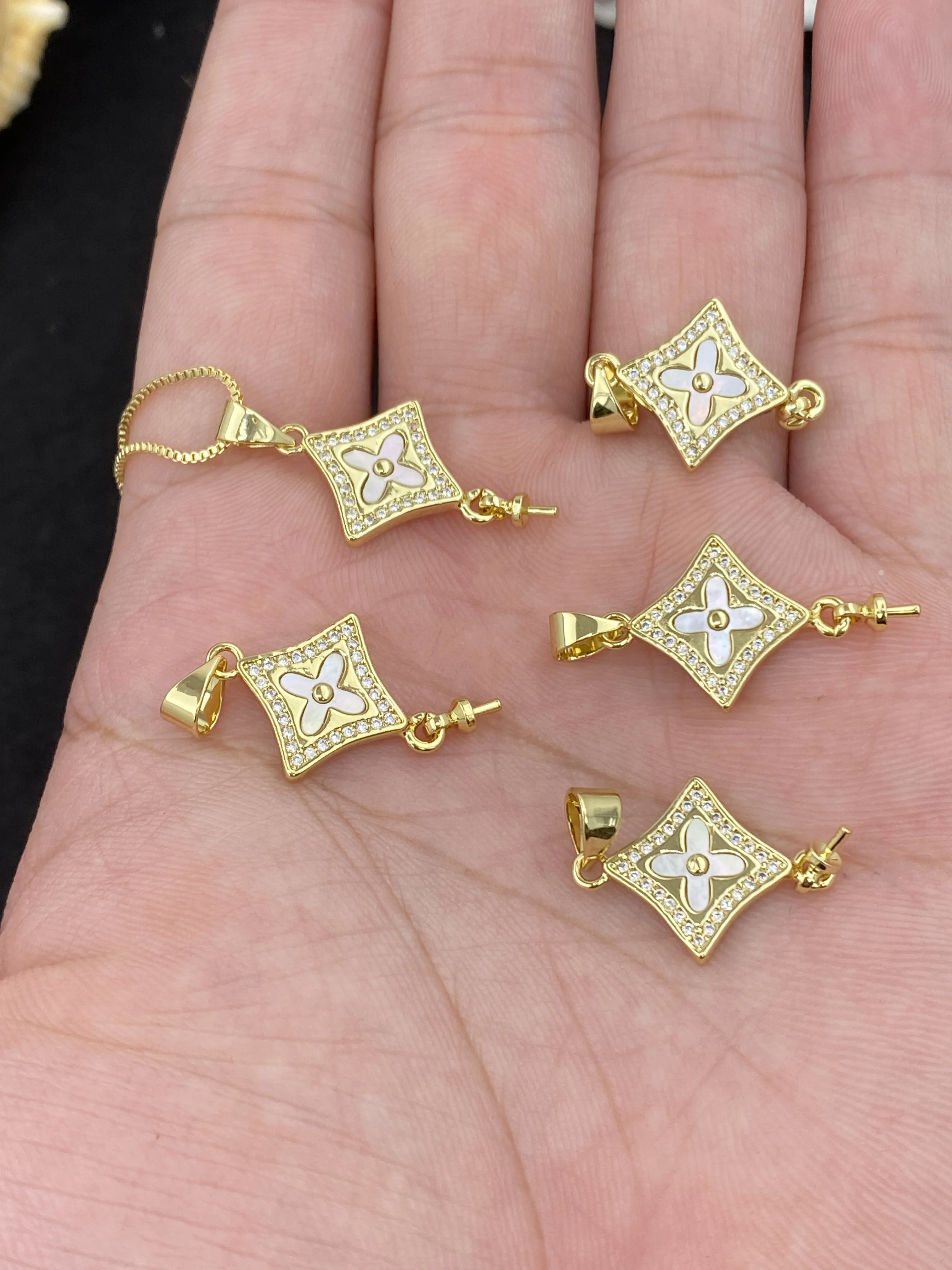 Ожерелье Huggie с циркониевым крестом и клевером покрытое 18-каратным золотом