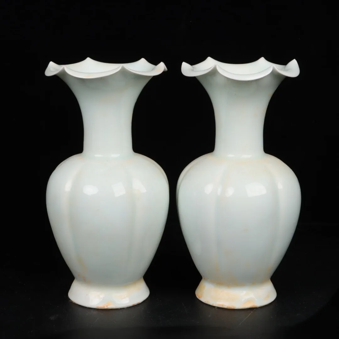 

Exquisite Shadow Green Melon Ridge Flower Mouth Bottle Decoration