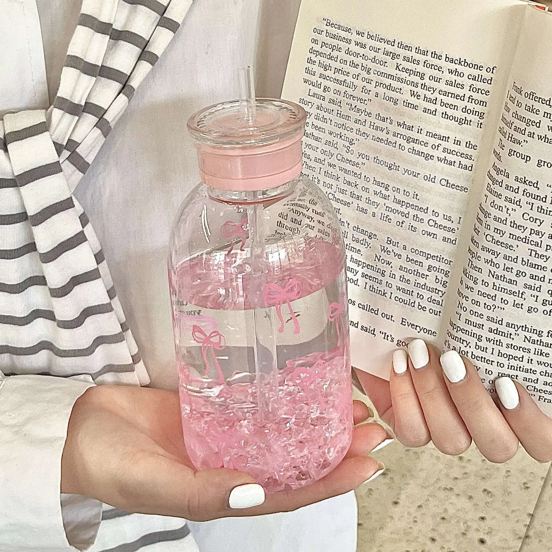 

Пластиковая бутылка для воды с бантом 600 мл