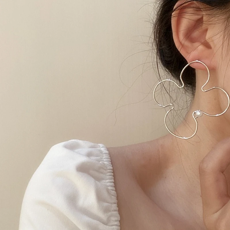 

French Retro Exaggerate Silver Color Large Hollow Flower Stud Earrings for Women Girls Fashion Metal Earrings Jewelry Accessory