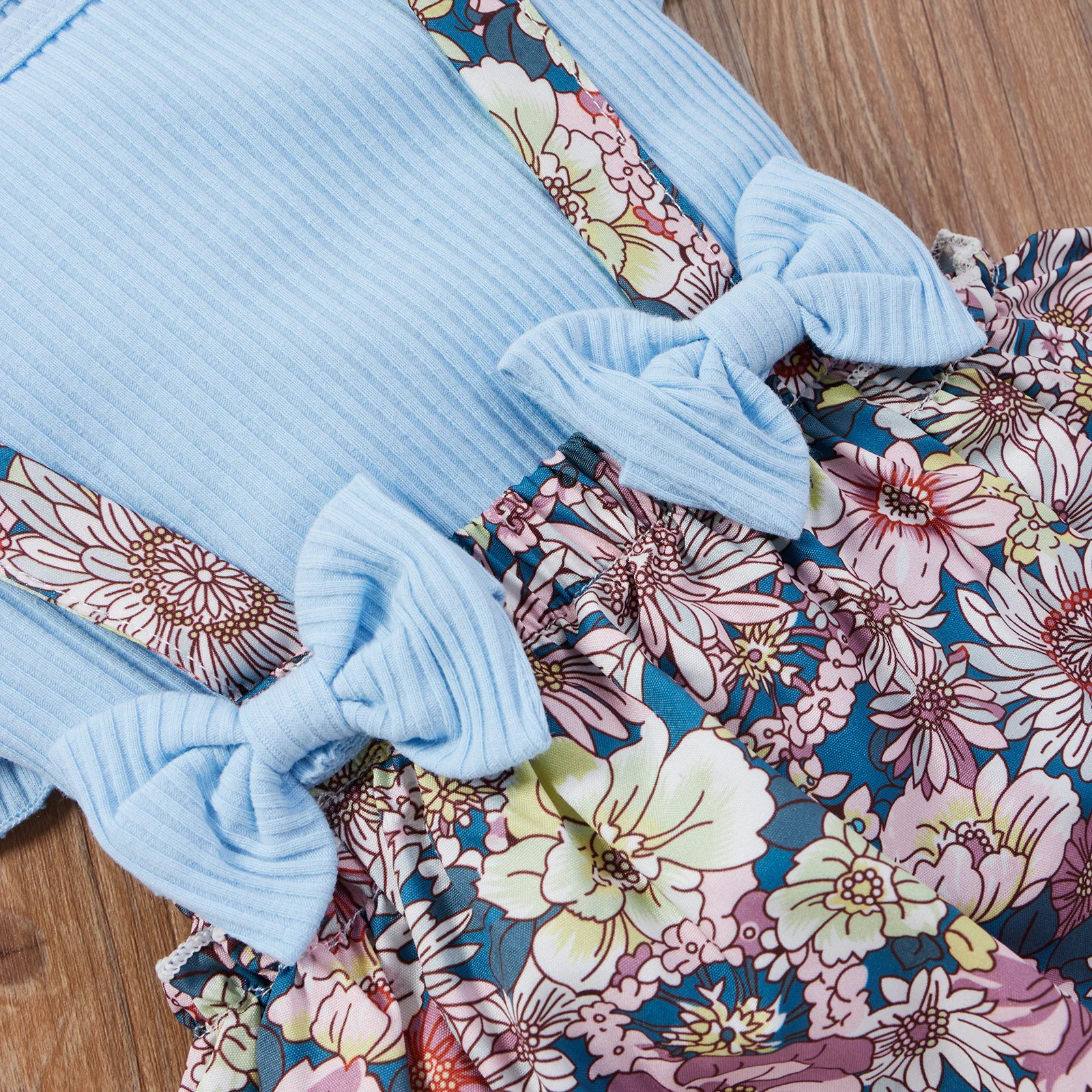 Комплект летней одежды для девочек футболка с оборками на рукавах юбка цветочным