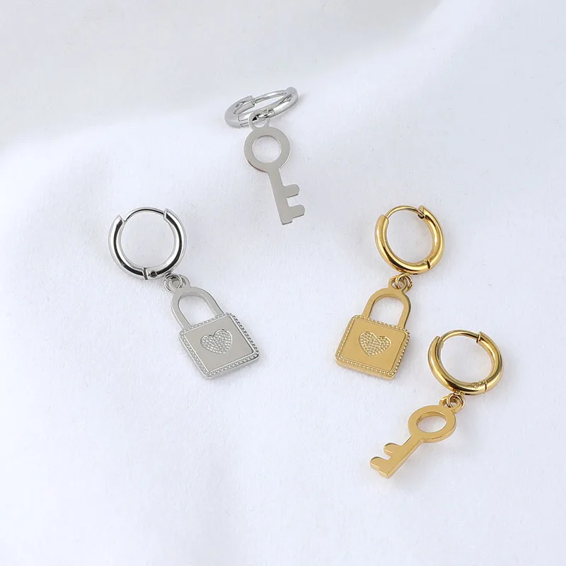 

Spot European And American Fashion Cross-border New Stainless Steel Key Lock Earrings Asymmetric Earrings Plated In The Furnace