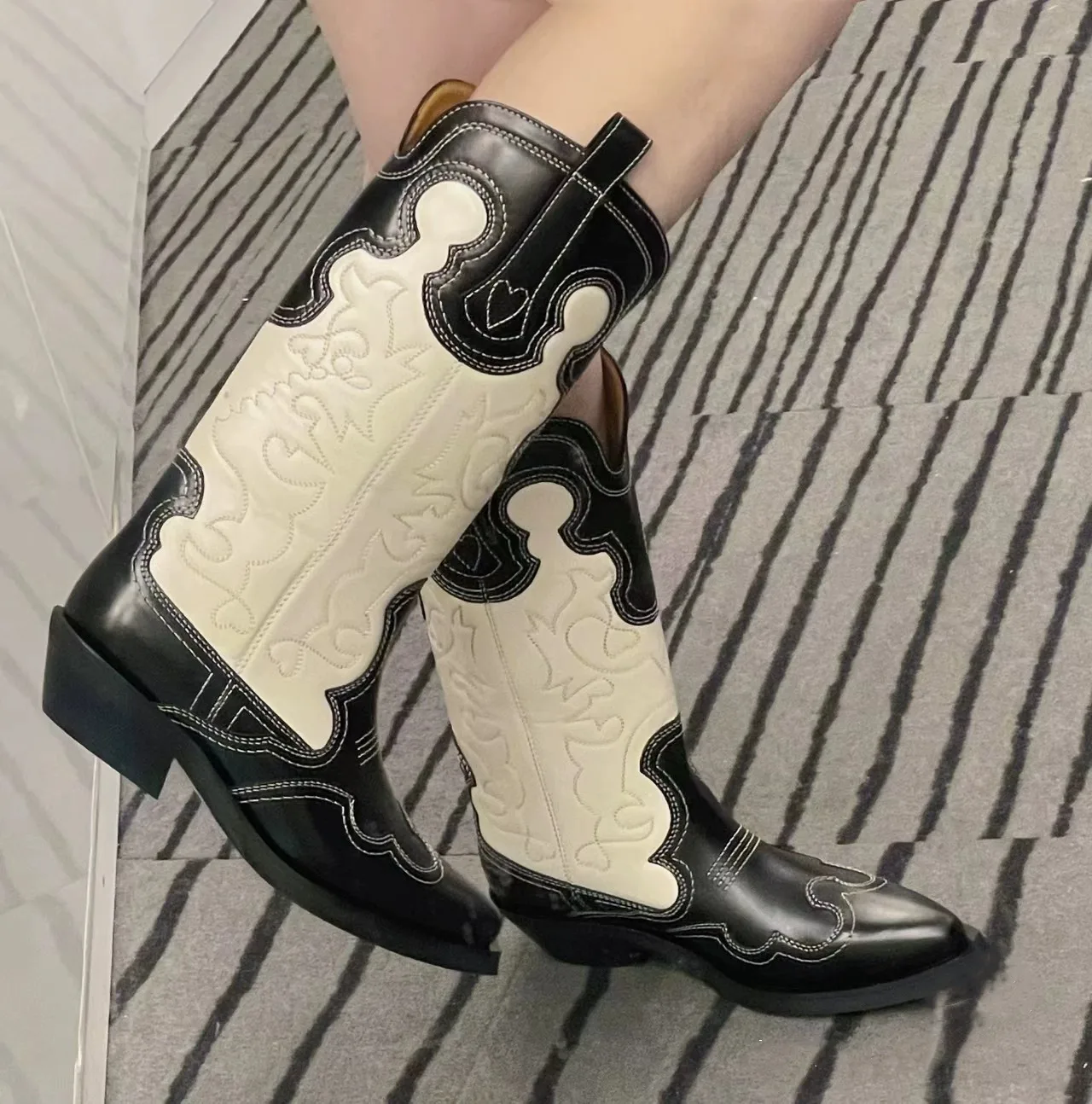 

Кожаные сапоги без шнуровки до середины икры, с вышивкой, V-образным вырезом и цветными вставками, ботинки на толстом каблуке, с острым носком, ковбойские лодки в западном стиле