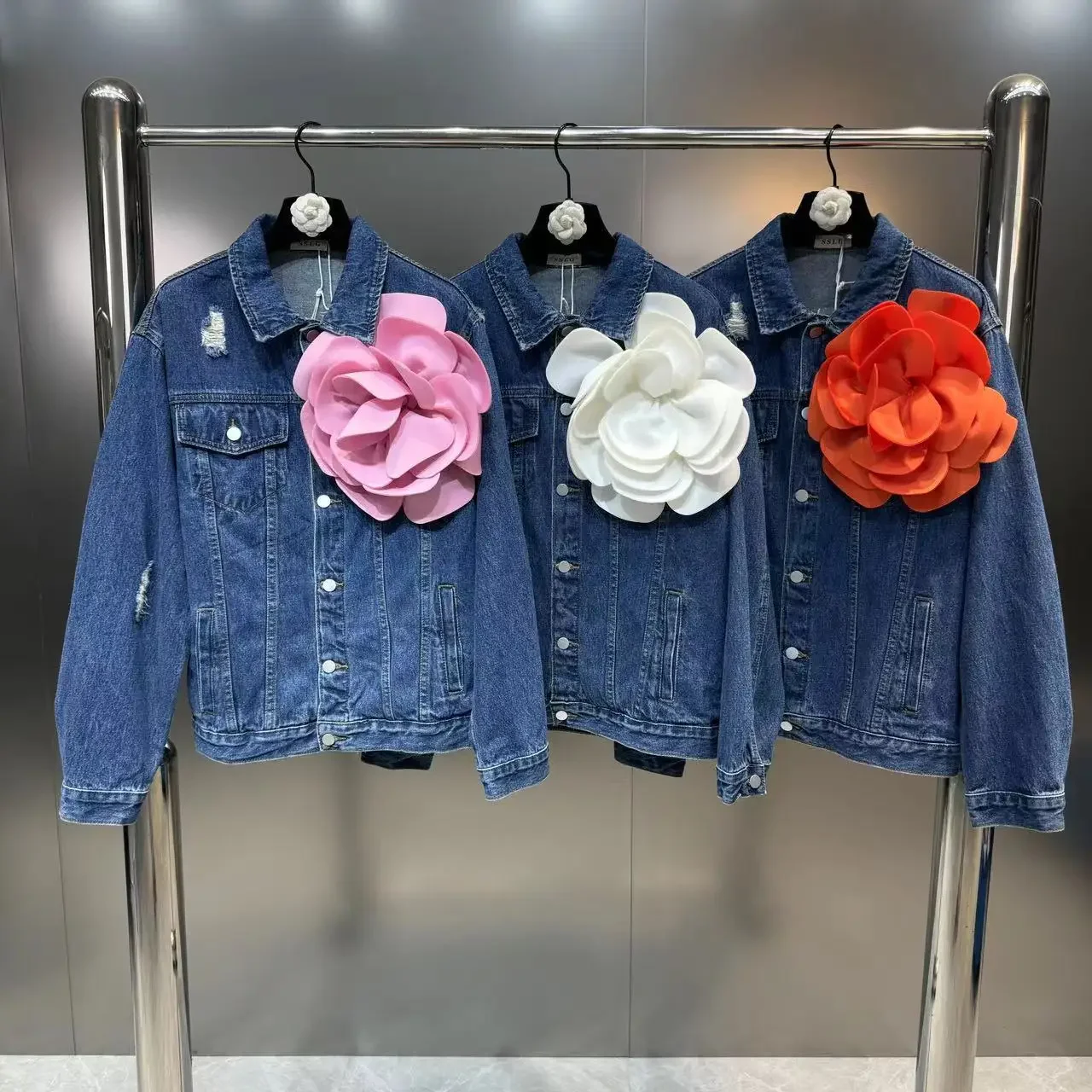 Шикарная женская джинсовая куртка с объемными цветами джинсовые куртки