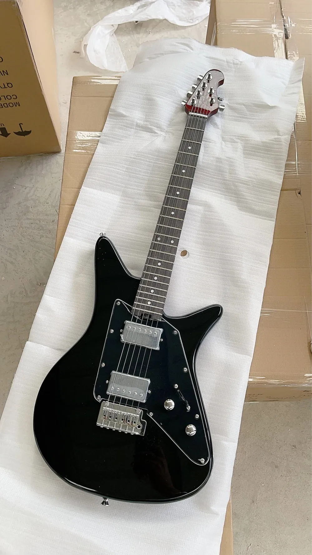 

6 Strings Black Body Electric Guitar with Chrome Hardware Rosewood Fretboard Provide Customized Services
