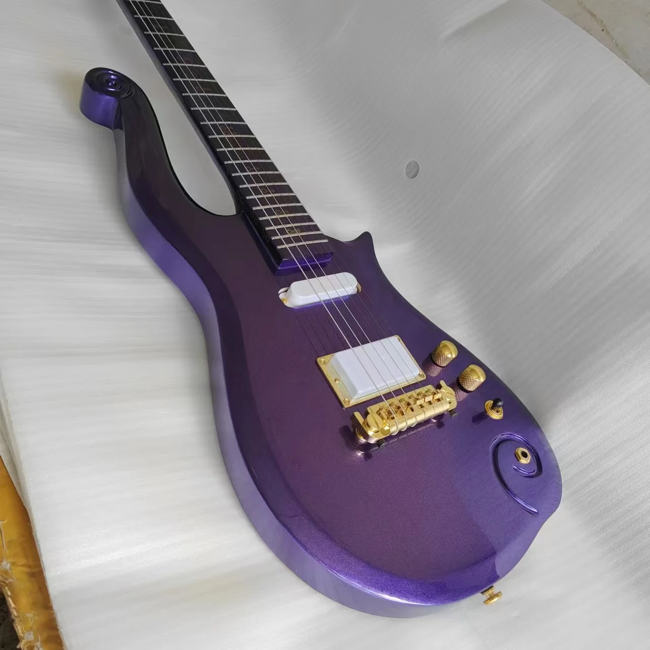 Благородная и элегантная фиолетовая электрическая гитара очень уникальна модна