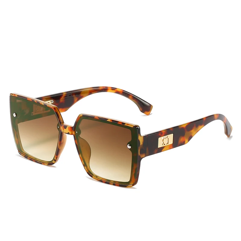 

Очки солнцезащитные женские квадратные в большой оправе с украшением в виде сердца