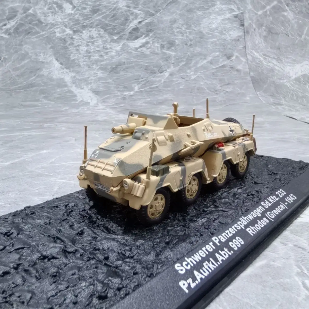 Фото Масштабная модель немецкого восьмиколесного автомобиля Sd.Kfz.233 1943 года (1/72) из сплава (основной корпус) и пластика, сувенир. №1