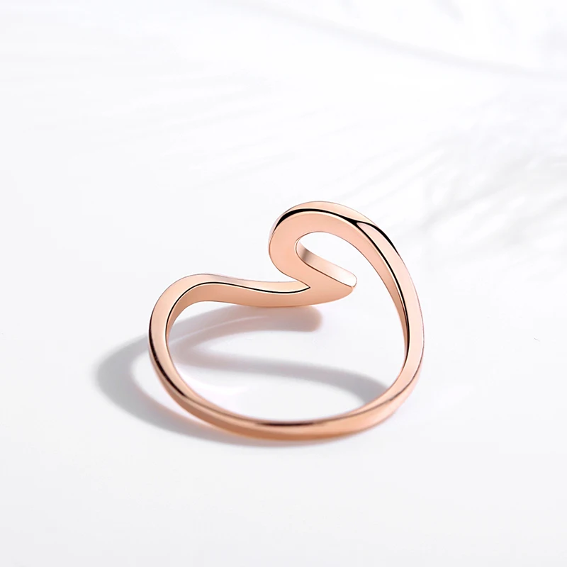 Кольцо женское из серебра 100% пробы с волнистым голубым огненным опалом