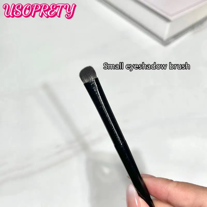 

Single Eye Shadow Brush Makeup Brush Soft Large Detail Tapered Silkworm Eye Shadow Brush Multifunctional Eye Smudge Brush