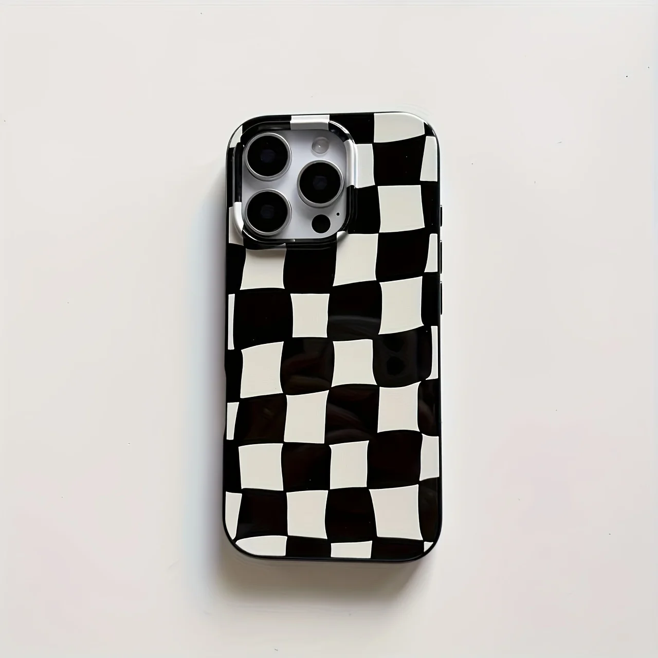 Фото Черно-белый чехол-желе с крупными отверстиями для iPhone 17, 16, 15, 14, 13, 12, 11 и других моделей. Защита от падений. №1