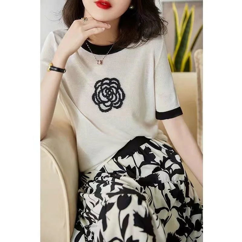 

Spring and Summer High Quality Cotton Contrast Color Round Neck Camellia Female Embroidery Short-sleeved T-shirt Knitted Top