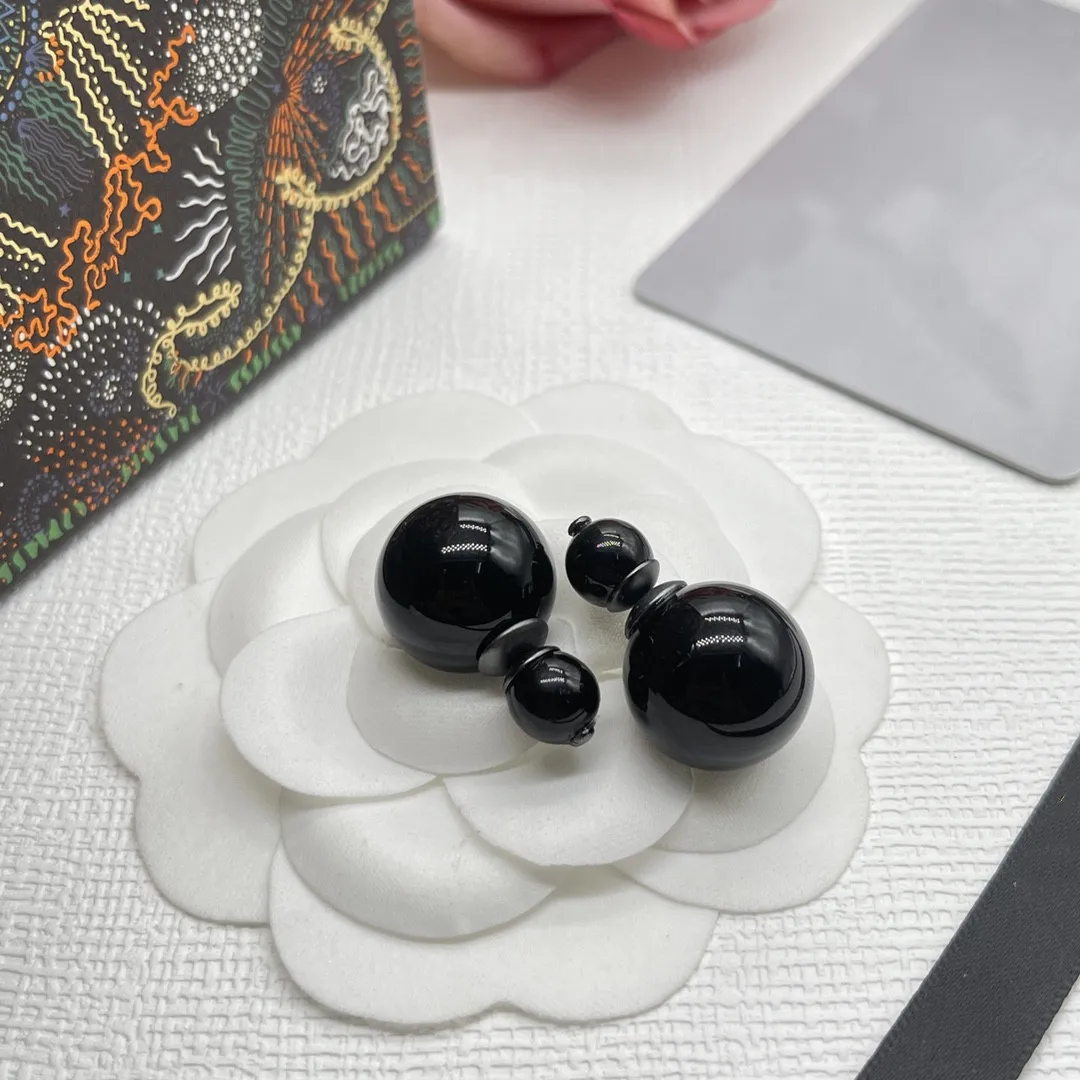 

European and American popular black pearl earrings