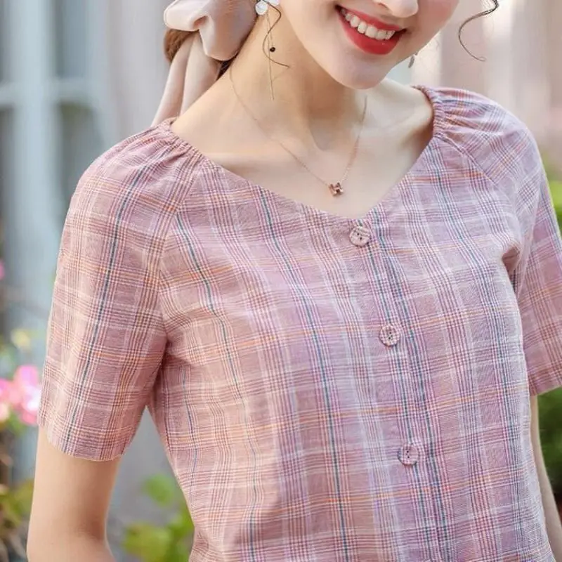 Женская блузка с V-образным вырезом на пуговицах