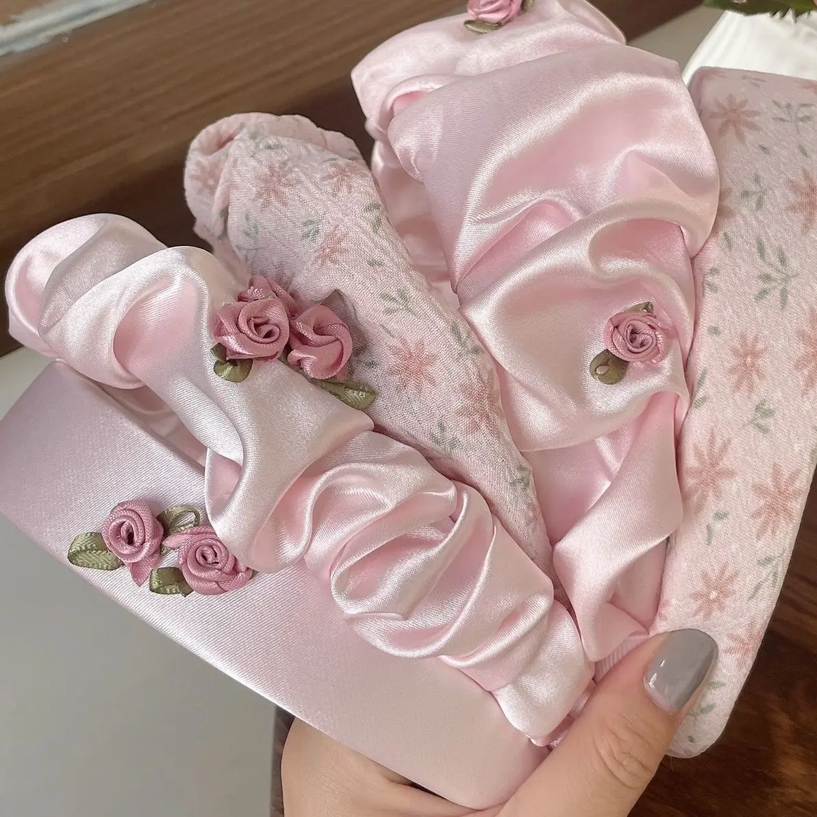 

Женская широкая повязка на голову, розовая яркая тканевая плиссированная повязка на голову с цветочным узором, аксессуары для волос, головн...